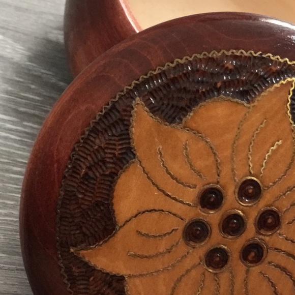 Beautifully Carved Bavarian Round Box by Heinzellerhaus Oberammergau - Picture 10 of 11